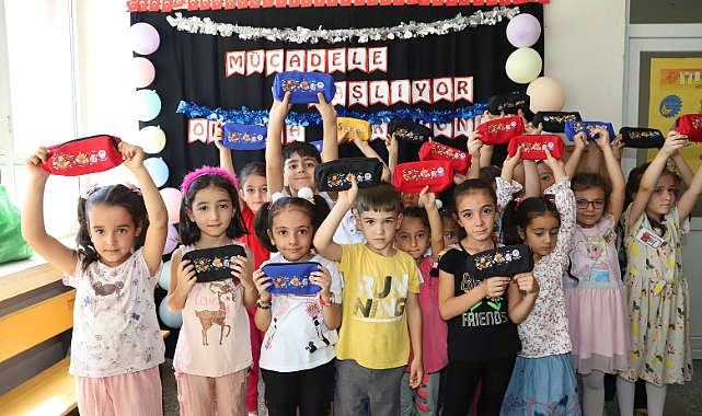 Başkan Güder’den Uyum Eğitimi Alan Minik Öğrencilere Kırtasiye Sürprizi