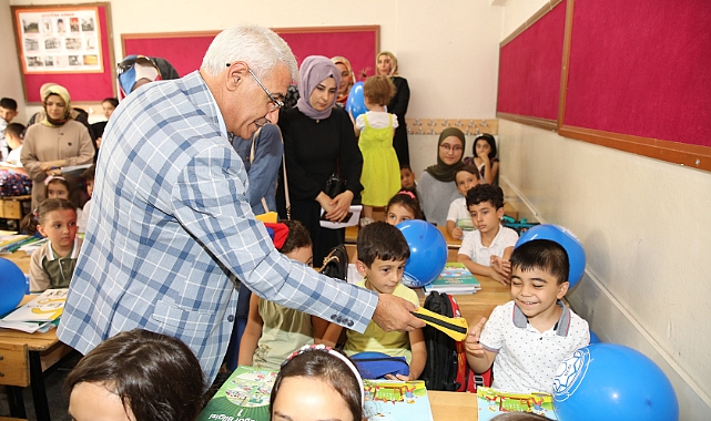 Başkan Güder Okula İlk Kez Başlayan Miniklere Sürpriz Yaptı