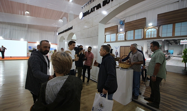 Büyükşehir Belediyesi Standını Ziyaret Eden Vatandaşlardan Etkinliklere Övgü
