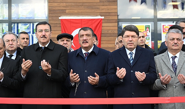 Bakan Tunç: “Esenlik Marketinin Malatya’ya Esenlik Getirmesini Diliyorum”