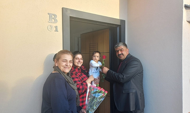 CHP Battalgazi Belediye Başkan Adayı Karakuş 8 Mart Dünya Kadınlar Günü Nedeniyle Karanfil Dağıttı