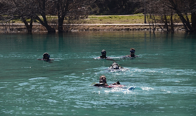 Dalgıçlar Su Altını Temizliyor