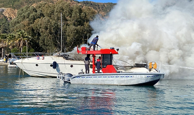 Büyükşehir Acil Müdahale Teknesinden Yat Yangınına Müdahale