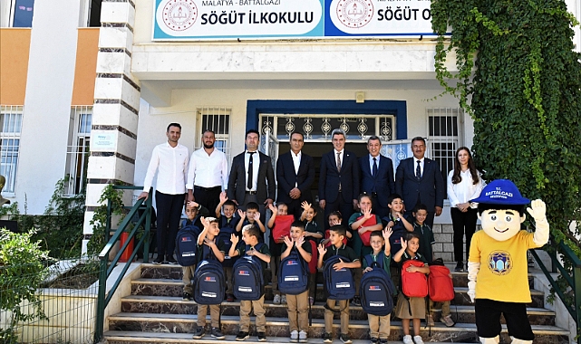 ÖĞRENCİLERE ÇANTA DAĞITIMI