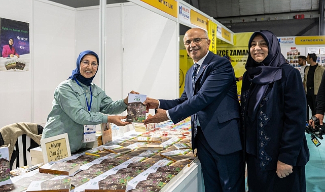 Başkan Er Stantları Ziyaret Ederek Yazarlarla Bir Araya Geldi