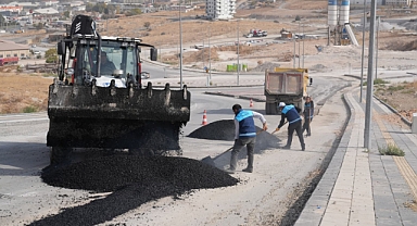 Battalgazi Belediyesi Çamurlu Mahallesi’nde Asfalt Yama Çalışması Yaptı