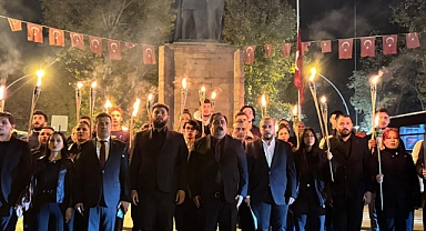 CHP’li Gençlerden Ataya Saygı Nöbeti: “Atatürk’ü Unutturma Çabaları Beyhude”