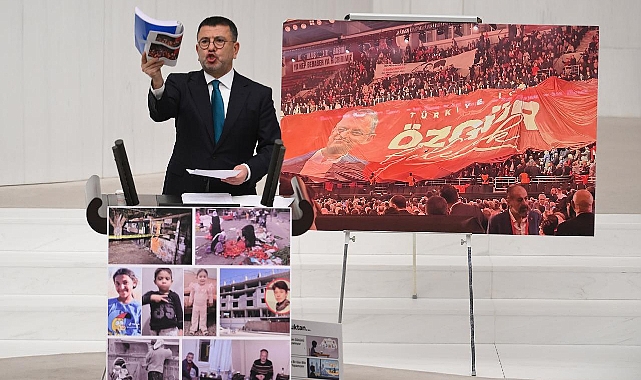 CHP'li Ağbaba Genel Kurul'da Kürsüye 'Özgür Gelecek' Pankartıyla Çıktı