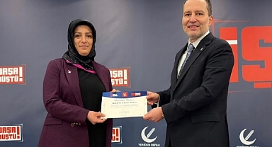 Dr.Fatih Erbakan, Başarılı Malatya İl Kadın Kolları Başkanı Koşar’ı Ödüllendirdi