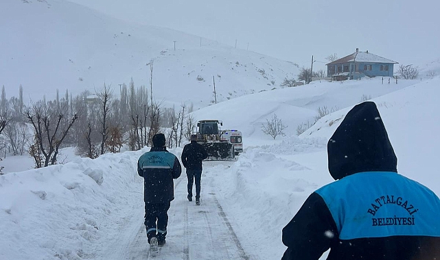 Battalgazi Belediyesi Ekipleri Sağlık Çalışanlarını İş Makinesiyle Hastaya Ulaştırdı
