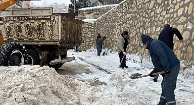 Caddelerde Kar Temizleme Çalışmaları Aralıksız Sürüyor