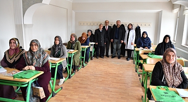 Topsöğüt’te Okuma Yazma Gururu: Kursiyerler Belgelerini Aldı