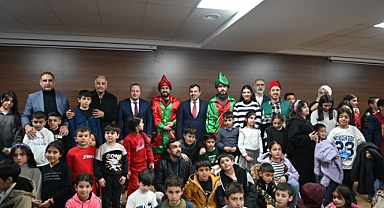 lk Kez Hamburger ve Waffle Yiyen Çocukların Mutluluğu Yüzlere Yansıdı