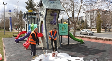 Park Ve Bahçelerin Bakımı Yapılıyor