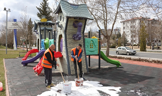 Park Ve Bahçelerin Bakımı Yapılıyor