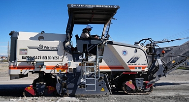 Battalgazi’de Sökülen Asfalt Kırsal Yollarda Değerlendiriliyor