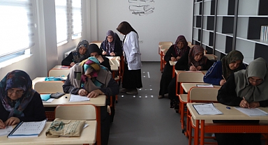 Battalgazi’de Yaşlı Vatandaşlara Okuma Yazma Desteği