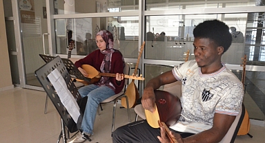 Büyükşehir’in Bağlama Kursu Afrika’dan Gelen Öğrenciye İlham Oldu