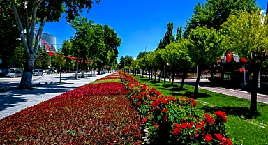 Malatya’da Parklar Ve Kavşaklar Çiçeklerle Süslendi